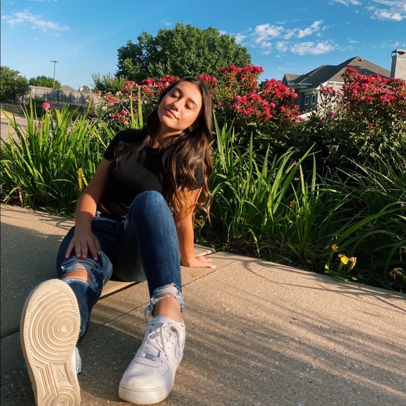 Meet your Posher, Ariana - Picture 1 of 1